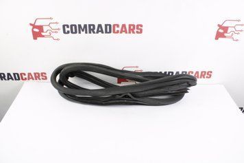 Ущільнювач кузова перед правами Hyundai Santa Fe 12-18 821204Z000 фото
